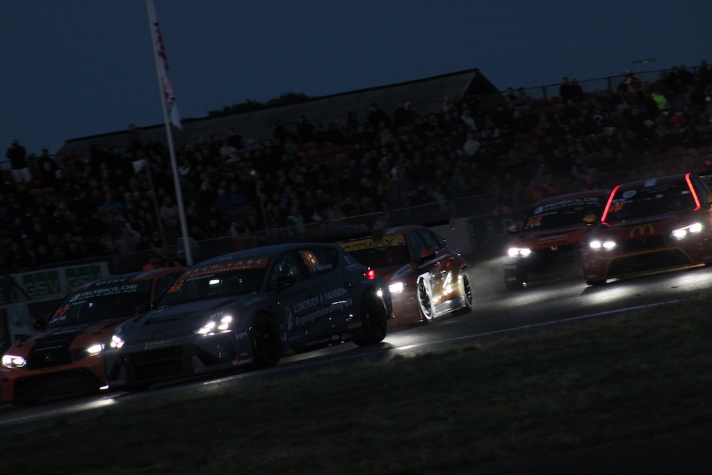 TCR Denmark kører sæsonens finale ved Padborg Park Night Race 2025.
(Foto: Motorsporten.dk)